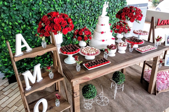 Decoração de Casamento Rústica com Porcelanas Brancas
