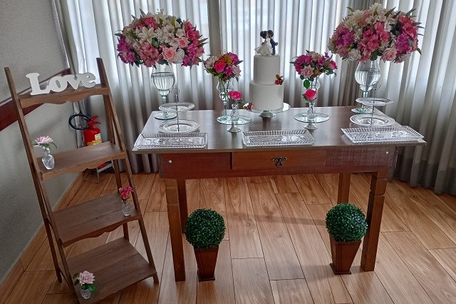Decoração de Casamento com Rústica com Vasos e Bandejas de Vidro
