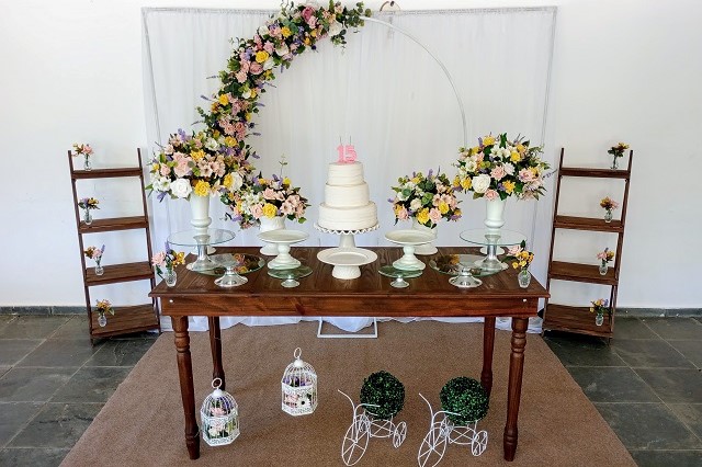 Decoração de Aniversário 15 Anos com Painel de Tecido e Arco de Flores